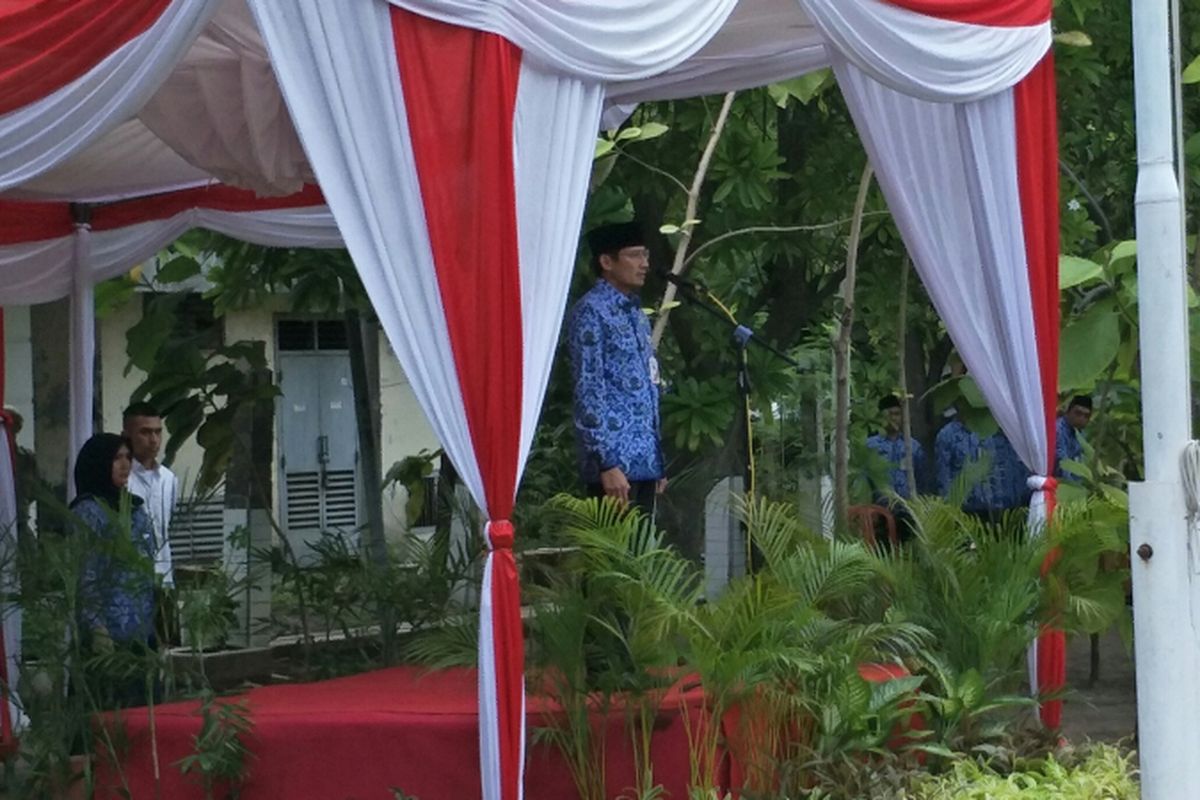 Wakil Gubernur DKI Jakarta Sandiaga Uno memimpin upacara peringatan Hari Ibu ke-89 di Pulau Karya, Kabupaten Kepulauan Seribu, Jumat (22/12/2017). Dalam kesempatan tersebut, Sandi turut menyanyikan lagu Kasih Ibu.