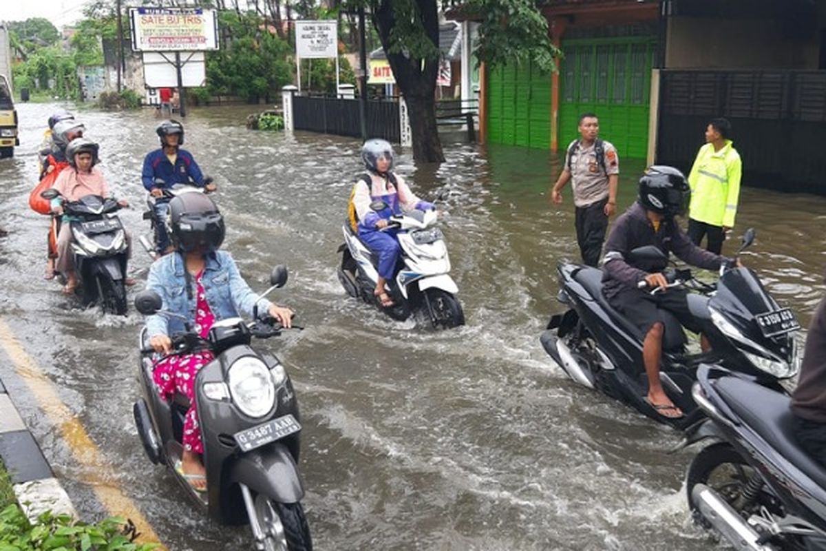 Air banjir menggenangi jalur pantura Tirto, Kota Pekalongan Jawa Tengah.