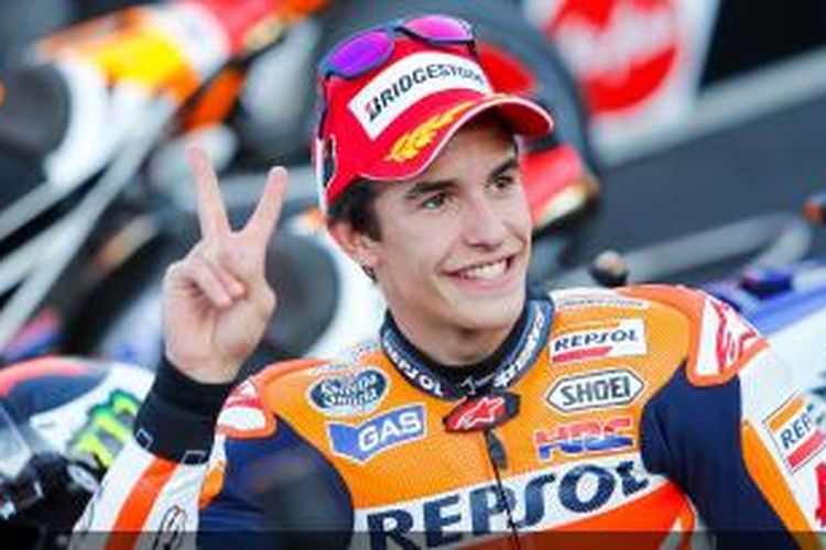 Pebalap Honda asal Spanyol, Marc Marquez membuat tanda 