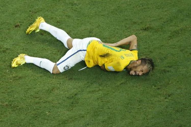 Penyerang Brasil, Neymar, terkapar setelah berbenturan dengan bek Kolombia, Juan Camilo Zuniga, pada laga perempat final Piala Dunia, di Estadio Castelao, Fortaleza, Jumat (4/7/2014). Menurut dokter tim Brasil, Rodrigo Lasmar, Neymar mengalami cedera retak pada tulang belakang sehingga tak bisa diharapkan tampil di Piala Dunia.