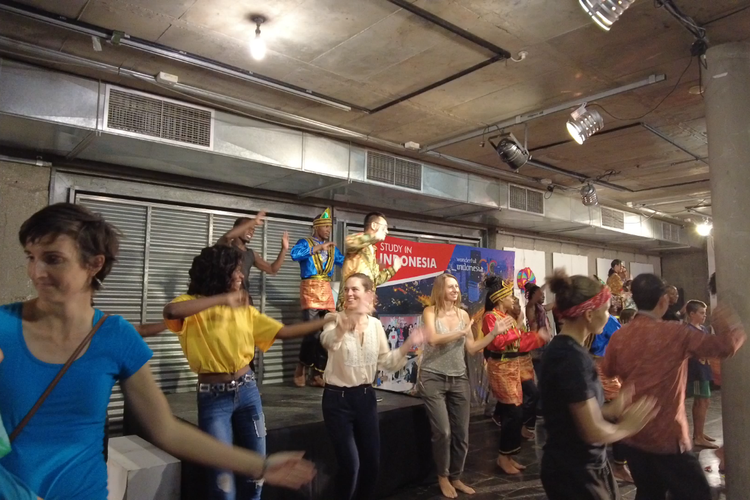 Tari Maumere pun ditampilkan di panggung Dance-a-thon. Tari Maumere ini dibawakan oleh para staf KBRI. Saking antusias dan larut dalam irama, para penonton ikut menari bersama staf KBRI. 