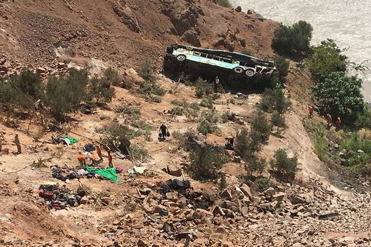Kondisi bus yang terperosok ke dasar jurang di Arequipa, Peru, Rabu (21/2/2018), menyebabkan 35 orang tewas.