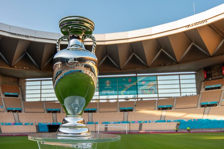 Trofi Henry Delaunay simbol pemenang Piala Eropa dipajang di Stadion La Cartuja de Sevilla, Spanyol. Artikel ini menyajikan hasil undian Kualifikasi Euro 2024 atau hasil undian Kualifikasi Piala Eropa 2024.