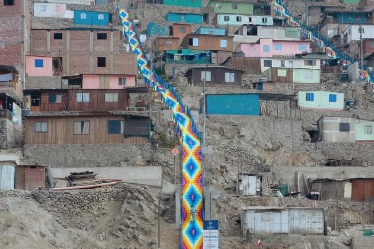 Salah satu daerah kumuh di kota Lima, Peru yang dipercantik dengan tangga warna-warni karya seniman lokal, Xomatok. 