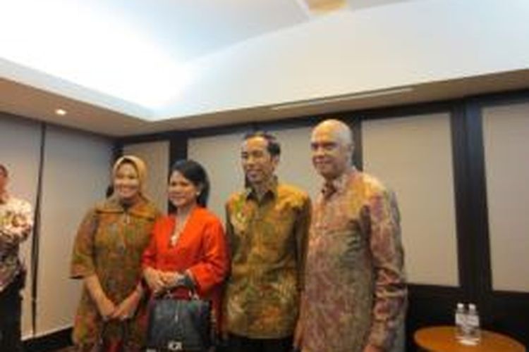 Presiden Joko Widodo berfoto dengan Duta Besar Indonesia untuk Singapura Andri Hadi didampingi Ibu Negara Iriana Widodo dan istri dubes, Ferial Hadi