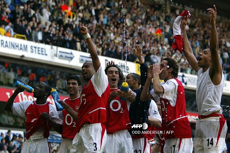 Arsenal juara Liga Inggris (Premier League) 2003-2004. Mereka kemudian menyandang Invincibles