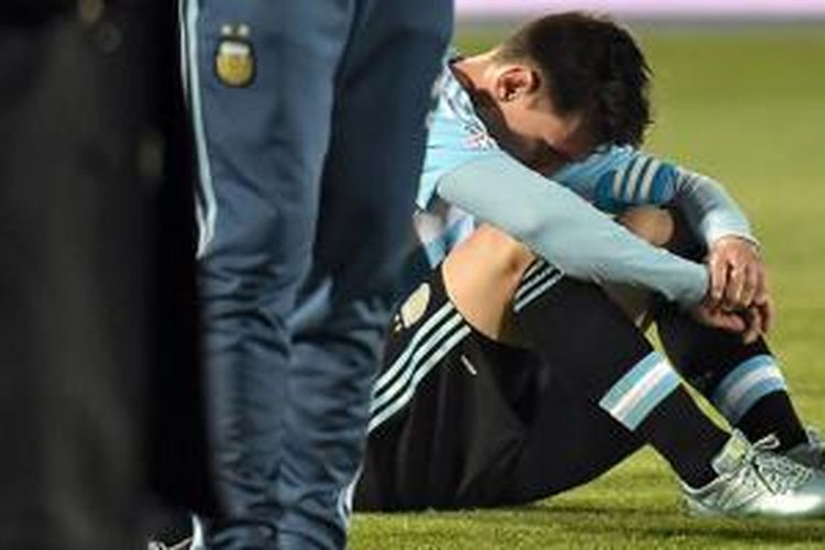 Lionel Messi hanya bisa menundukkan kepala setelah Argentina kalah adu penalti dari Cile pada final Copa America 2015. 