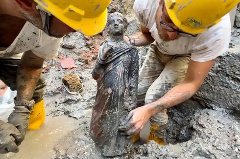 Harta Karun Patung Perunggu dari 2.00 Tahun Lalu Ditemukan Terbenam di  Lumpur Kolam Air Panas Italia
