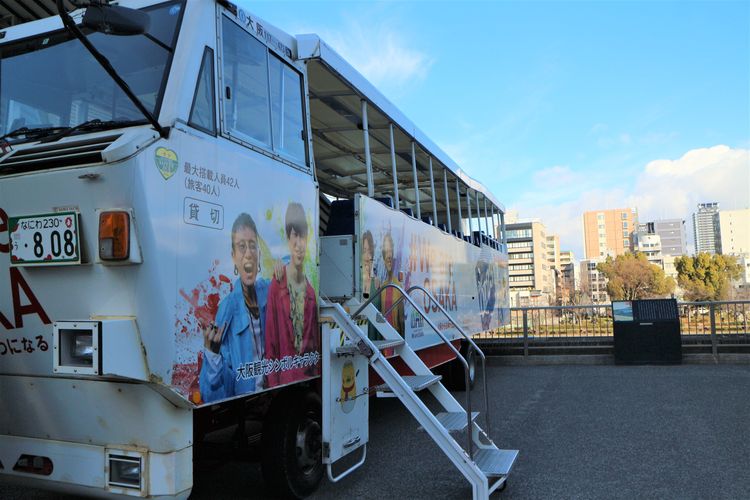 Bus amfibi Osaka Duck Tour untuk menyusuri Sungai Okawa, Sabtu (21/2/2023).