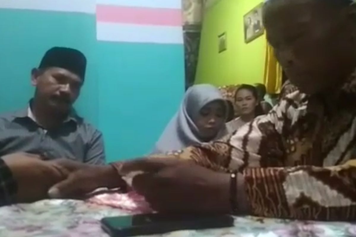 Tangkapan layar video rekaman detik-detik meninggalnya modin saat menikahkan salah satu calon pengantin.