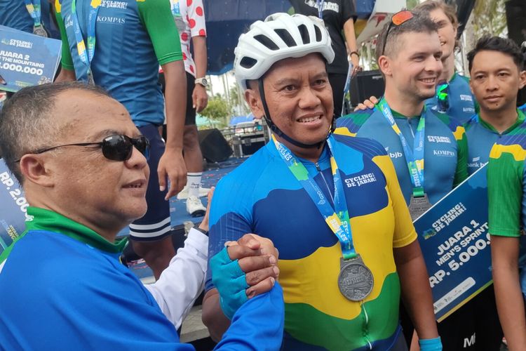 Rudi Purnama saat pengalungan medali Cycling De Jabar 2022 selepas menyelesaikan rute sepanjang 367 kilometer. Pengalungan medali untuk 100 peserta berlangsung di Pangandaran, Jawa Barat, Minggu (28/8/2022).