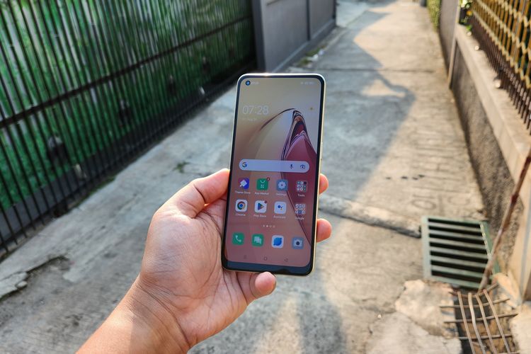 Bagian depan Oppo Reno8. Reno8 memiliki layar dengan jenis dan ukuran yang identik dengan Reno7, yaitu AMOLED berukuran 6,43 inci dengan resolusi Full HD Plus, refresh rate 90 Hz, dan tingkat kecerahan (brightness) maksimal 800 nits. 

Ketika Reno8 dibawa ke luar ruangan dan dipakai tepat di bawah sinar matahari terik, konten yang ditampilkan juga masih bisa dilihat dengan baik.