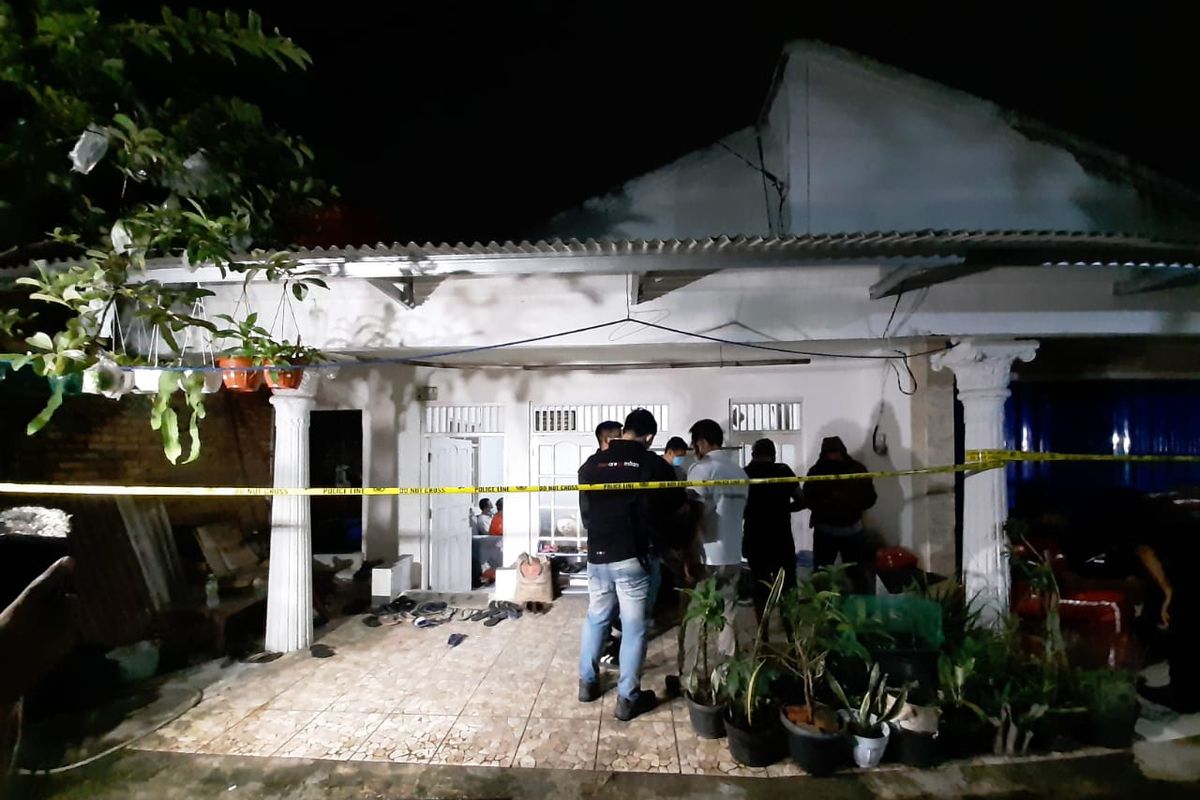 Rumah terduga teroris yang menyerang di Mabes Polri di Gang Taqwa, bilangan Ciracas, Jakarta Timur itu telah dipasangi garis polisi, Rabu (31/3/2021) malam.