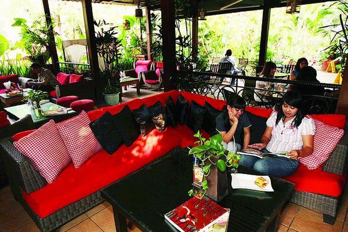 Pengunjung menikmati makan siang di Cali Deli di kawasan Menteng, Jakarta Pusat, Jumat (23/7/2010). Restoran itu menawarkan menu utama berbagai macam sandwich kepada para pengunjung.