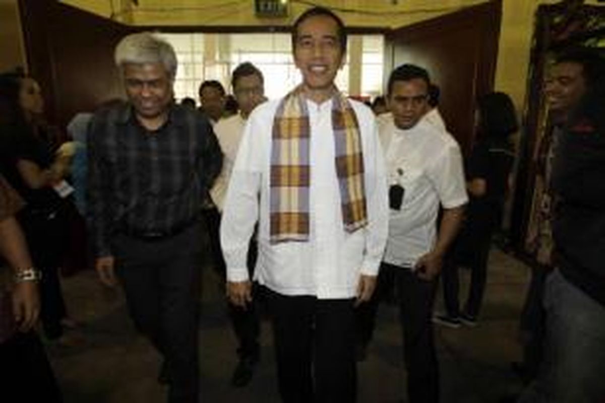 Gubernur DKI Jakarta Joko Widodo, didampingi Direktur Kompas.com Taufik H Mihardja (kiri) saat tiba di acara Kompas Karier Fair di Balai Kartini, Jakarta, Jumat (30/8/2013).