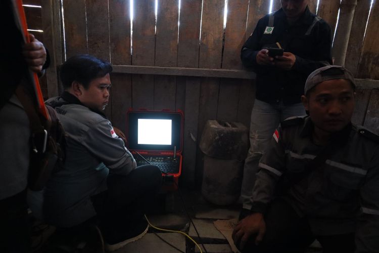 Monitor kamera hold di lokasi galian tambang di Desa Pancurendang, Kecamatan Ajibarang, Kabupaten Banyumas, Jawa Tengah, Kamis (27/7/2023).