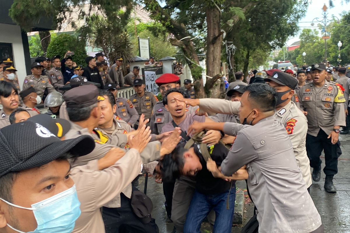 Pihak Kepolisian Sukabumi Kota saat hendak mengamankan salah seorang yang berada di massa aksi. Senin (24/3/2025).