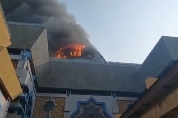 Kebakaran melanda kubah Masjid Jakarta Islamic Centre (JIC), pada Rabu (19/10/2022). 