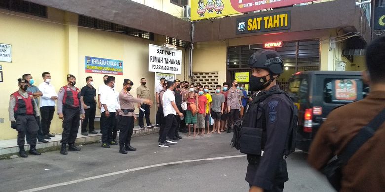 Proses pemindahan 306 tahanan di RTP Polrestabes Medan ke Lapas Tanjung Gusta dan lainnya pada Senin (6/12/2021) sore hingga malam dikawal personel Brimob Polda Sumut, Sabhara dan sejumlah personel dari Kejaksanaan Negeri Medan.