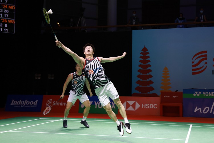 Pasangan ganda putra dari Indonesia Marcus Fernaldi Gideon/Kevin Sanjaya Sukamuljo sukses meraih gelar juara Indonesia Open 2021. 