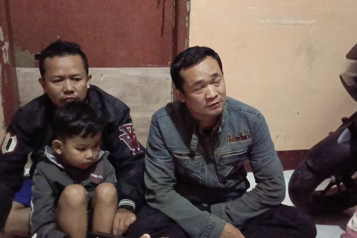 Rohmat (40) dan Dedi Solehudin (42) yang merupakan keluarga dari Rizki Nur Fadhilah remaja asal Kecamatan Dayeuhkolot, Kecamatan Dayeuhkolot, Kabulaten Bandung, Jawa Barat, yang jadi korban TPPO ke Kamboja, Rabu (19/11/2025).
