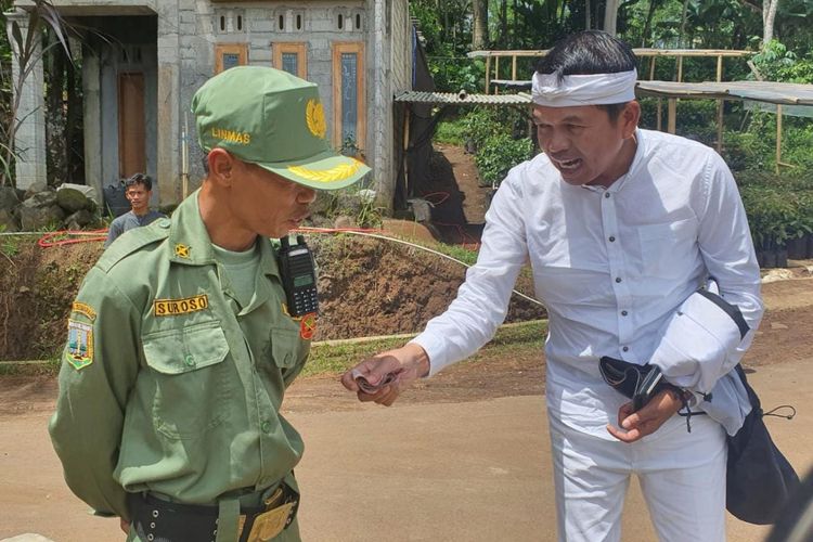 Seorang Hansip bernama Suroso menolak pemberian uang Rp 2,5 juta untuk mengantar Dedi Mulyadi karena ia patuh terhadap perintah kepala dusun untuk tetap berjaga di jalan, Kamis (17/11/2022).