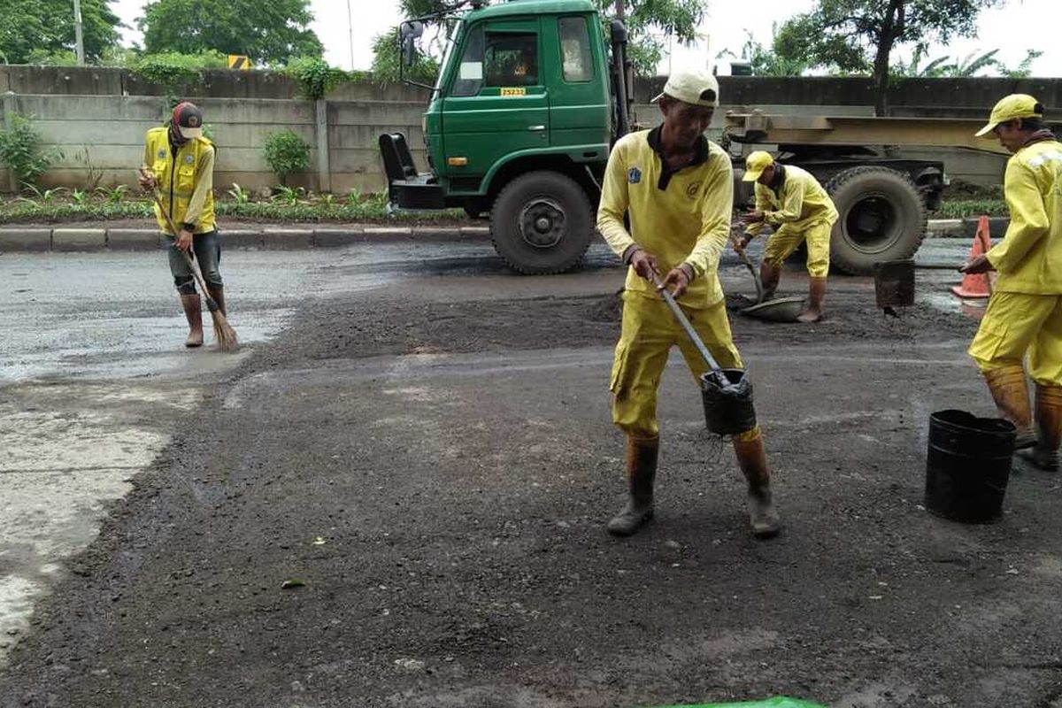 Perbaikan jalan pasca banjir oleh Sudin Bina Marga Jakarta Utara