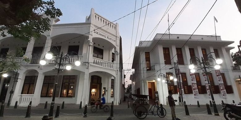 Gedung Monod Huis (kanan), peninggalan masa kolonial Belanda, yang sudah direstorasi. 