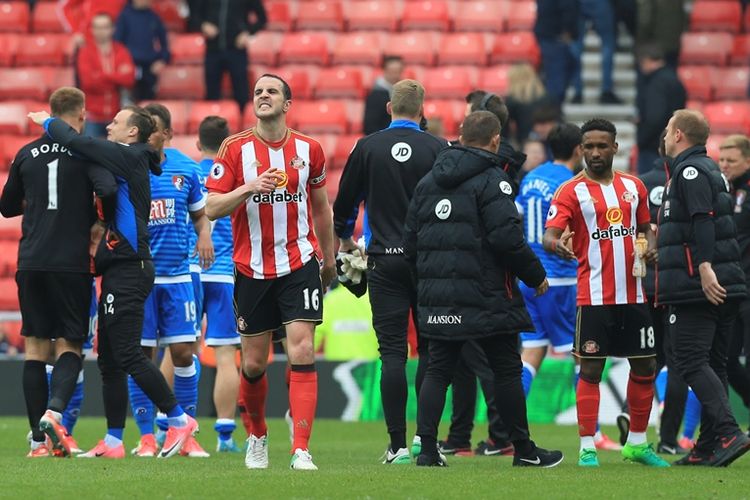 Pemain Sunderland, John OShea (tengah kiri)) dan Jermain Defoe (dua dari kanan) tampak kecewa setelah kalah dari Bournemouth pada 29 April 2017.
