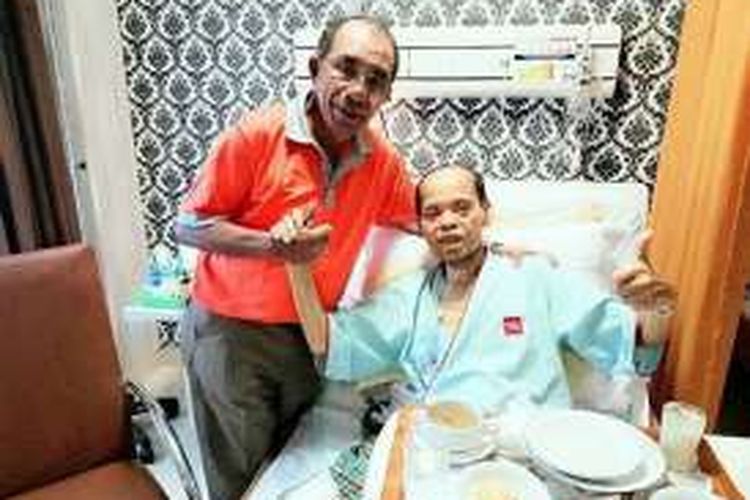 Max Sopacua saat menjenguk Sutan Bhatoegana di Rumah Sakit BMC Bogor