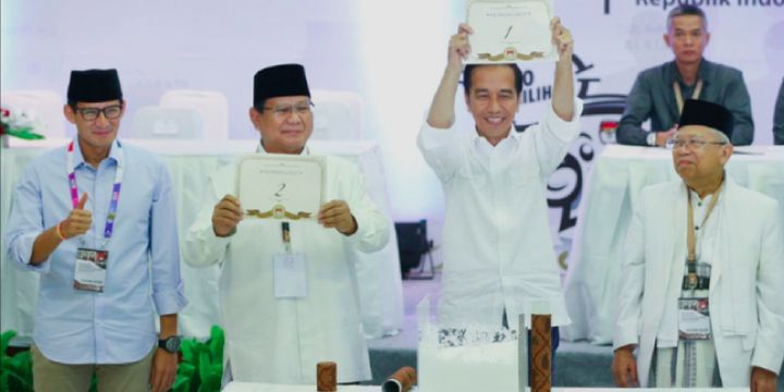 Dua pasangan calon presiden dan wakil presiden Prabowo Subianto-Sandiaga Uno dan Joko Widodo-Maruf Amin saat acara pengambilan nomor urut di Kantor Komisi Pemilihan Umum, Jakarta, Jumat (21/9/2018).