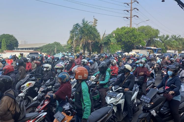 Kemacetan imbas penyekatan di depan pabrik ABC Jalan Daan Mogot, Jakarta Barat, pada Jumat (16/7/2021).