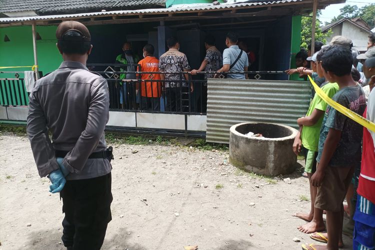 Suasana evakuasi mahasiswa bunuh diri di kamar mandi mushala Dusun Petungombo, Desa Sepawon, Kecamatan Plosoklaten, Kabupaten Kediri, Jawa Timur, Minggu (13/2/2022).