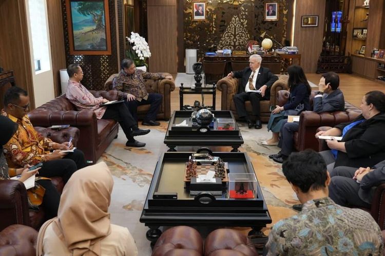 Perpisahan akhir masa bakti Ambassador Haymond sebagai KUAI Kedubes AS untuk Indonesia di Kantor Kemenko Perekonomian, Jakarta, Selasa (23/6/2026).