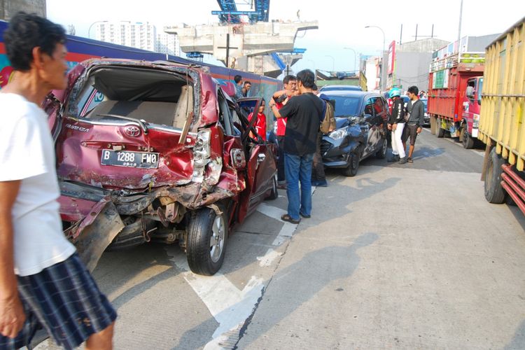 Sebuah mobil mengalami rusak parah usai terlibat tabrakan beruntun di Jalan Raya Sholeh Iskandar, Kota Bogor, Selasa (13/6/2017).