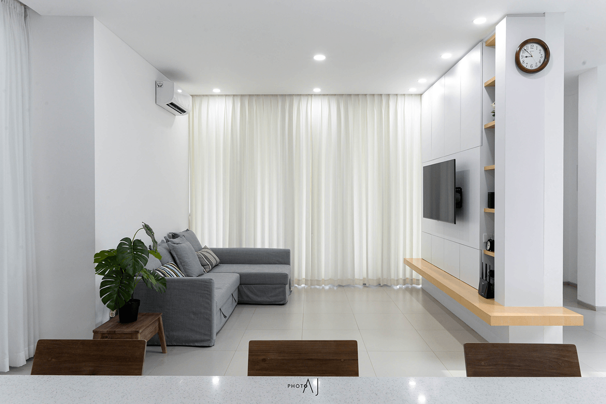 Interior Zen House didominasi warna putih abu-abu terang.