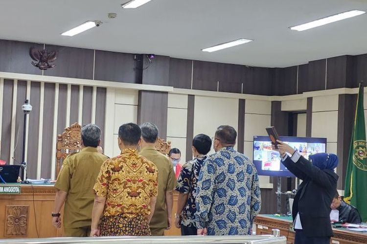 Lima pejabat eselon II di lingkungan Kabupaten Pemalang diambil sumpah saat menjadi saksi di Pengadilan Tipikor Semarang, Senin (7/11/2022). 