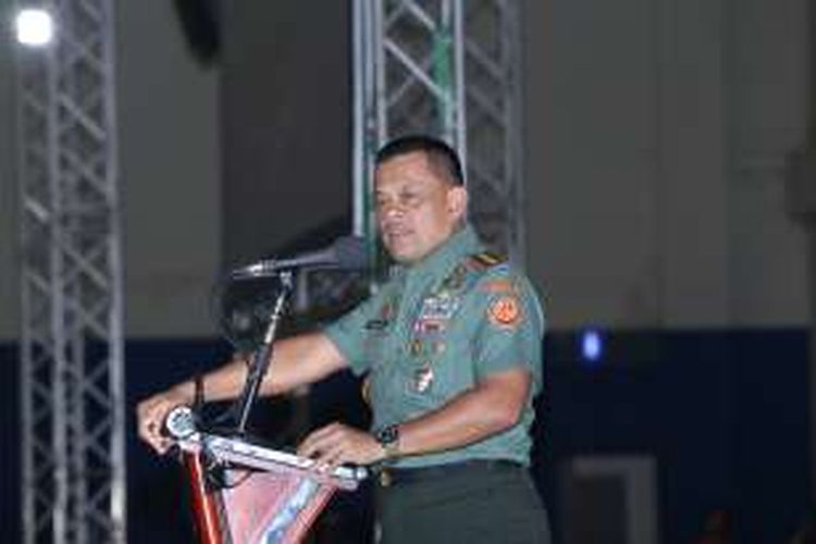 Panglima Tentara Nasional Indonesia (TNI) Jenderal Gatot Nurmantyo saat berbincang dengan para buruh dari berbagai elemen kawasan Tangerang di Indonesia Convention Exhibition (ICE) BSD, Tangerang. Rabu (9/11/2016). Panglima berbincang tentang wawasan kebangsaan.