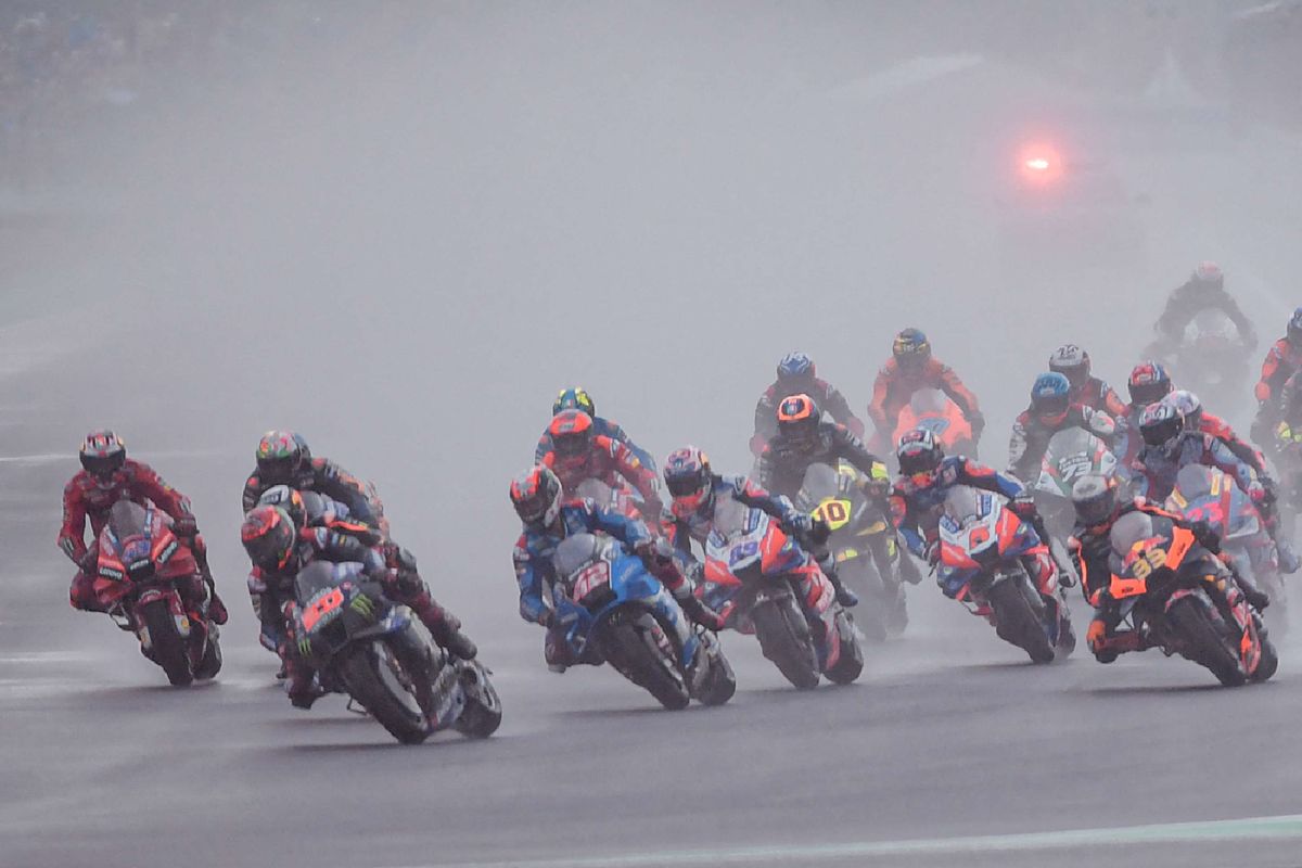 Para pebalap berkompetisi saat balapan MotoGP Indonesia di Sirkuit Internasional Mandalika di Kuta Mandalika, Lombok Tengah, Minggu (20/3/2022).