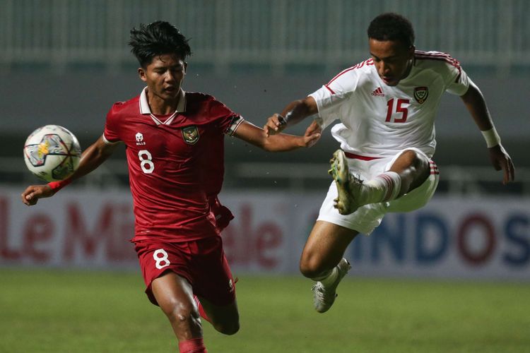 Pemain timnas U17 Indonesia Arkhan Kaka berebut bola dengan pemain timnas U17 Uni Emirat Arab Ahmed Katta pada laga Kualifikasi Piala Asia U17 2023 di Stadion Pakansari, Kabupaten Bogor, Rabu (5/10/2022). Indonesia menang dengan skor 3-2.