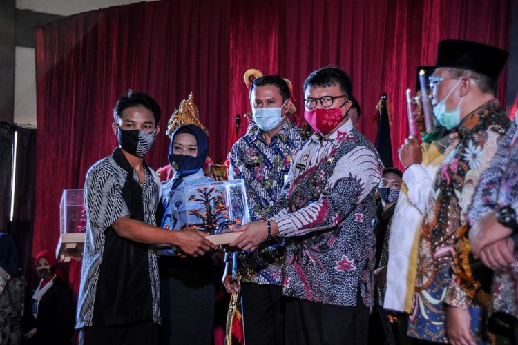 Seorang warga Lembaga Pembinaan Khusus Anak (LPKA) memberikan cinderamata kepada Direktur Jenderal Pemasyarakatan Kemenkumham Reinhard Silitonga saat pemberian remisi untuk anak dalam rangka Hari Anak Nasional di LPKA Kelas II Bandung, Arcamanik, Bandung, Jawa Barat, Kamis (23/7/2020). Sebanyak 857 anak di LPKA Lapas dan Rutan di seluruh Indonesia mendapatkan remisi dalam rangka Hari Anak Nasional. ANTARA FOTO/Raisan Al Farisi/nz