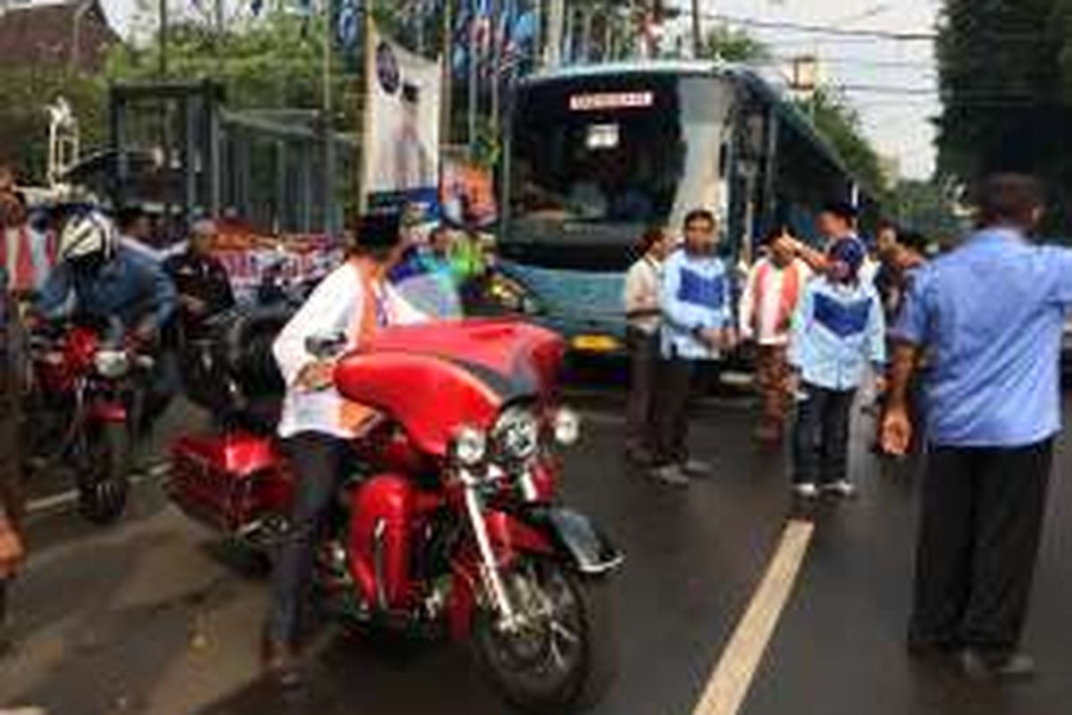 Salah seorang tim pemenangan Agus-Sylvi memakai Motor Harley Davidson untuk berangkat bersama rombongan menuju tempat penetapan cagub dan cawagub DKI Jakarta di Balai Sudirman, Jakarta, Senin (24/10/2016).