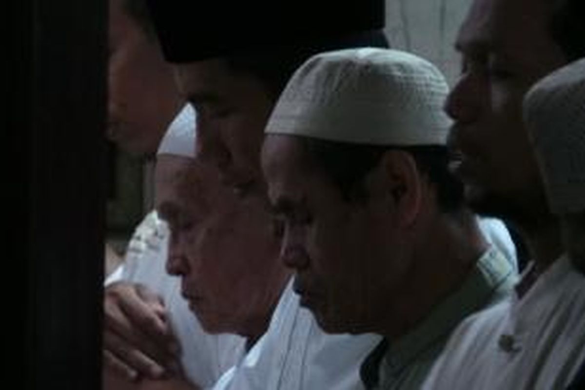 Gubernur DKI Jakarta Joko Widodo di tengah-tengah umat Muslim saat Shalat Tarawih di permukiman padat di Menteng, Jakarta Pusat.