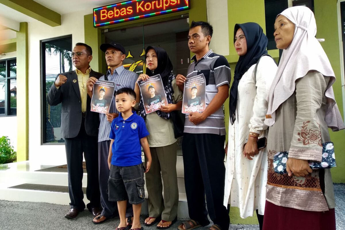 Keluarga santri korban penganiayaan hingga tewas berunjuk rasa di depan lobi Kantor Kejaksaan Negeri Blitar, Selasa (2/4/2024)