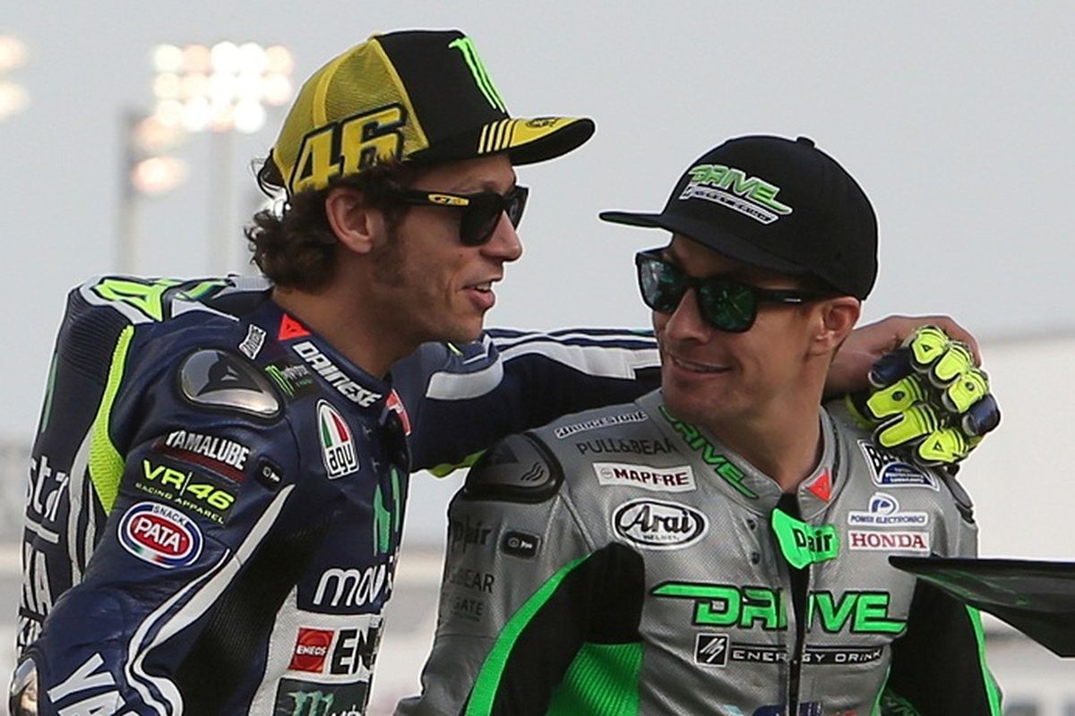 Valentino Rossi (kiri) dan Nicky Hayden sedang berbincang-bincang menjelang sesi latihan bebas MotoGP di Sirkuit Losail, Doha, Qatar, 20 Maret 2014.