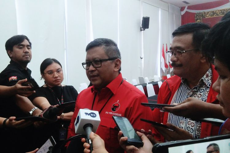 Sekjen PDIP Hasto Kristiyanto dan Ketua DPP PDIP Djarot Saiful Hidayat setelah konferensi pers di Kantor DPP PDI Perjuangan, Menteng, Jakarta (11/12/2019). 