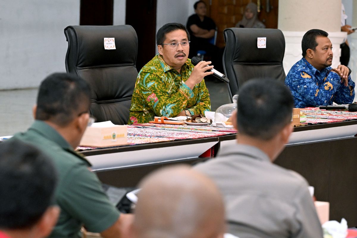 Sekdaprov Sumut Togap Simangunsong memimpin Rapat Koordinasi Penanganan Kebakaran Hutan dan Lahan di Kawasan Geopark Danau Toba di Aula Raja Inal Siregar, lantai 2 Kantor Gubernur Sumut, Jalan Diponegoro No. 30, Medan, Kamis (17/7/2025).