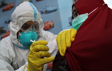 Petugas kesehatan menyuntikan vaksin COVID-19 saat simulasi pelayanan vaksinasi di Puskesmas Kemaraya, Kendari, Sulawesi Tenggara, Jumat (18/12/2020). Simulasi tersebut dilaksanakan agar petugas kesehatan mengetahui proses penyuntikan vaksinasi COVID-19 yang direncanakan pada Maret 2021. ANTARA FOTO/Jojon/rwa.