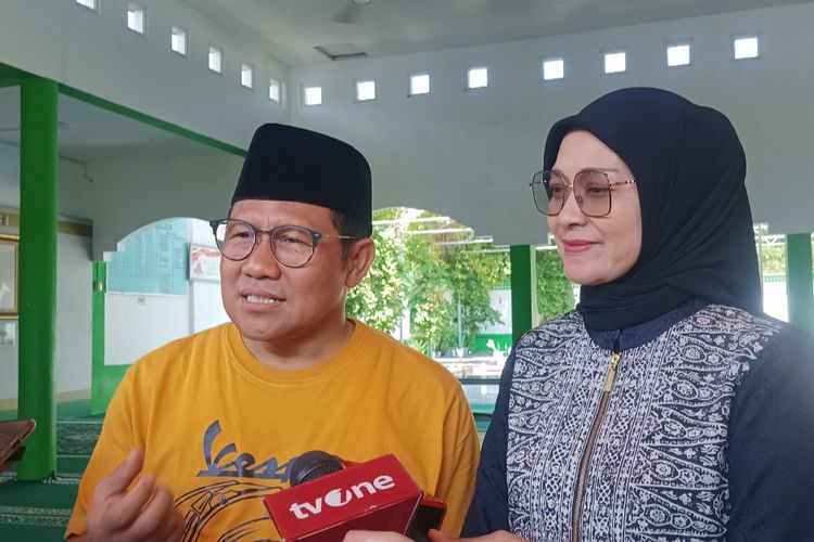 Calon wakil presiden (cawapres) nomor urut 01, Muhaimin Iskandar (Cak Imin) didampingi istrinya, Rustini Murtadho saat memberikan keterangan pers di Jombang, Jawa Timur, Senin (12/2/2024).
