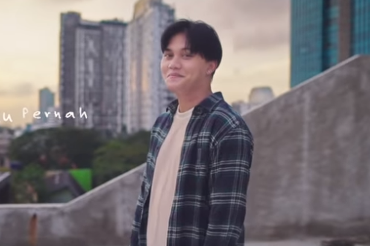 Rizky Febian dalam video klip lagu Seperti Kisah